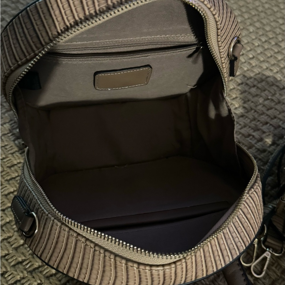 Chic Textured Round Handbag - Picture 2 of 2